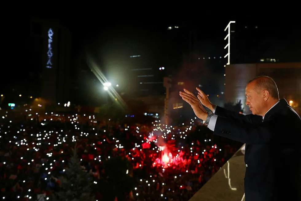 Tyrkias president, Recep Tayyip Erdogan, vinker til sine tilhengere tidlig mandag morgen etter at han erklærte seier etter valget som var på søndag.