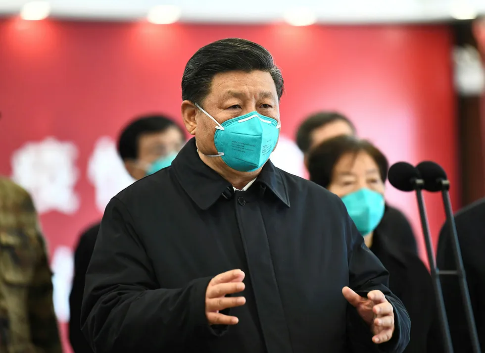 Kinas president Xi Jinping snakker gjennom video til pasienter og personell på et sykehus i Wuhan. Akilleshælen er at ingen tror på informasjonen som kommer fra Kina, skriver artikkelforfatteren.