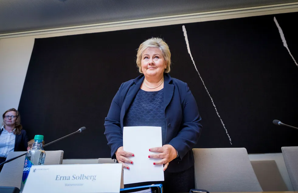 Statsminister Erna Solberg mener det har vært forvirrende å finne ut hva Ap-lederen mener om leteboring i Lofoten, Vesterålen og Senja.