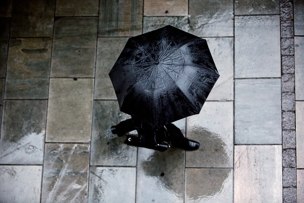 At en bank er en institusjon som låner deg en paraply når solen skinner, men vil ha den tilbake når det begynner å regne, trodde jeg inntil nylig var en regel uten unntak, skriver artikkelforfatteren. Foto: Ole Berg-Rusten/NTB Scanpix