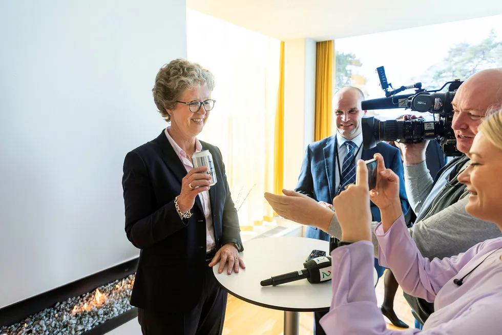 Hilde Merete Aasheim ble presentert som Hydros nye konsernsjef mandag.Her blir hun fotografert av TV2 under pressekonferansen. I bakgrunnen står informasjonsdirektør Halvor Molland.