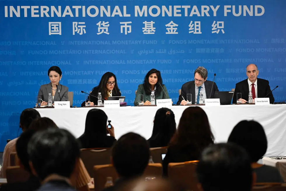 IMF har oppjustert vekstprognosene for Kina i 2024 og 2025. Om fem år vil veksten være nede på 3,3 prosent, ifølge IMFs visedirektør Gita Gopinath (i midten), som la frem Kina-rapporten i Beijing på onsdag.