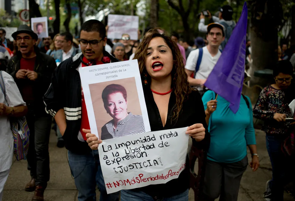 En meksikansk avis som fikk en av sine journalister drept i mars, har bestemt seg for å avslutte sin virksomhet. Her fra en demonstrasjon til støtte for ytringsfriheten i Mexico By. Foto: Eduardo Verdugo / AP / NTB scanpix Foto: Eduardo Verdugo