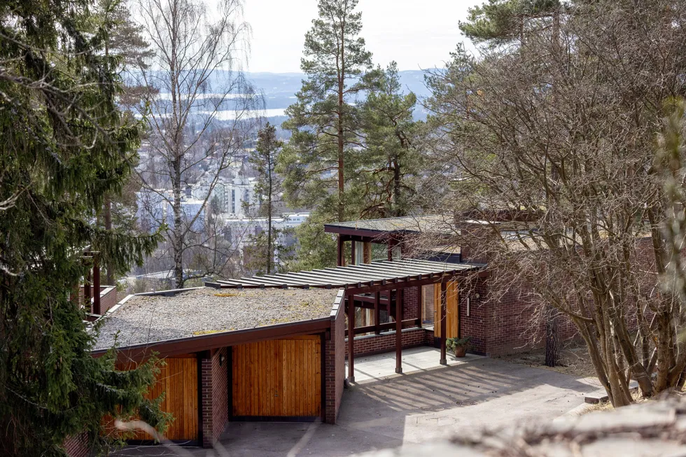 Fehn-husene «Villa C. Bødtker I og II» ligger luftig til i Holmenkollen med utsikt over Oslo og fjorden.