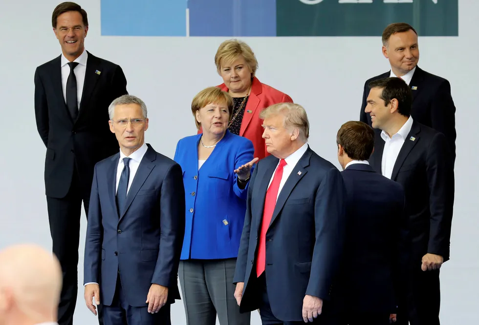 Generalsekretær i NATO Jens Stoltenberg og USAs president Donald Trump i første rekke under Nato-toppmøtet. Foto: Ludovic Marin/AP/NTB scanpix