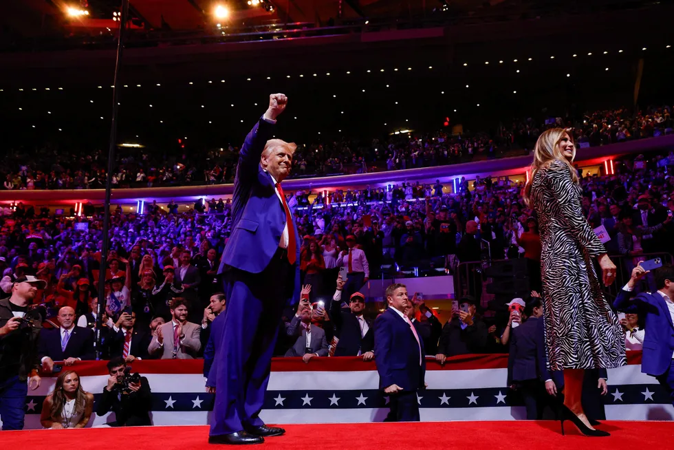 Donald Trump og kona Melania Trump på scenen i Madison Square Garden i New York City natt til mandag norsk tid.