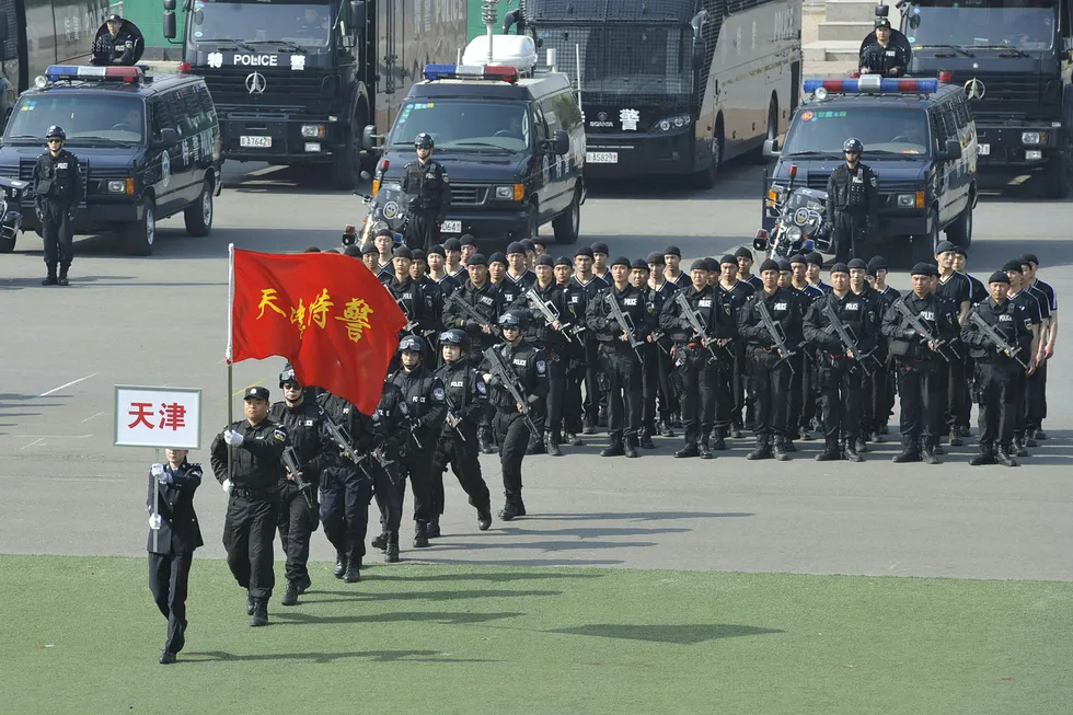 Det antas at Kina henretter flere personer enn alle andre land til sammen. På bildet marsjerer en enhet med spesialpoliti i Beijing. Foto: China out/Ap/NTB scanpix