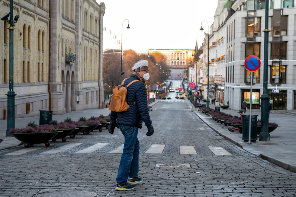 Smitteverntiltak kan ha langvarige virkninger, som færre venner eller svakere faglig nettverk, skriver artikkelforfatteren. Her: Karl Johan under julehandelen 2021.