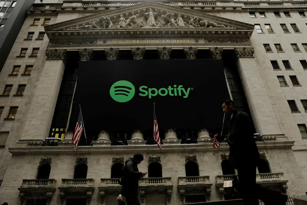 Fotgjengere passerer New York Stock Exchange der Spotify går på børs i en direktenotering tirsdag. Foto: LUCAS JACKSON