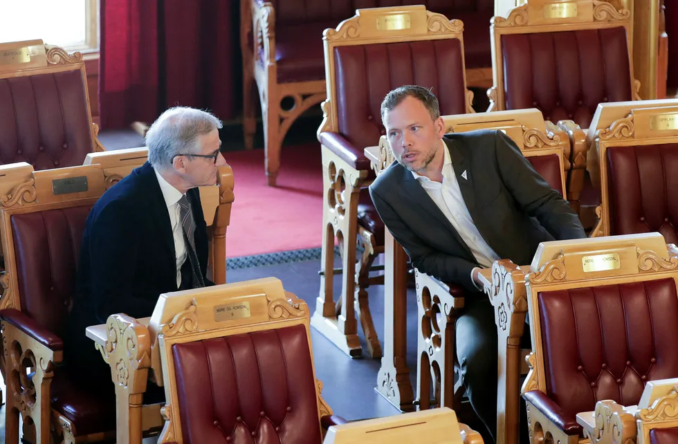 Ap-leder Jonas Gahr Støre og SV-leder Audun Lysbakken retter kritikk mot statsminister Erna Solberg og regjeringens permitteringsregler etter at Scandic-kjeden går til oppsigelser.