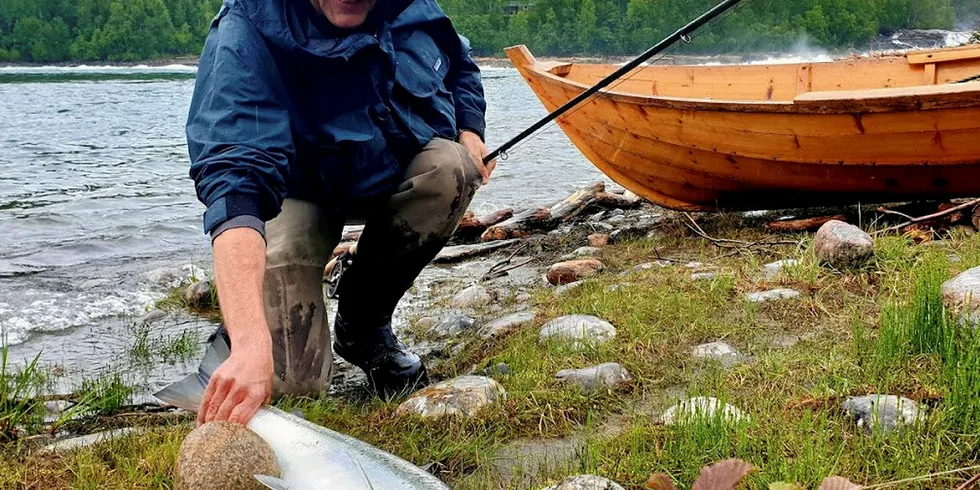 VILLAKS-ENTUSIAST: Bjørn Rune Gjelsten med laks på kroken i Målselva i juli i forbindelse med hans årlige fiskeperiode i elva.