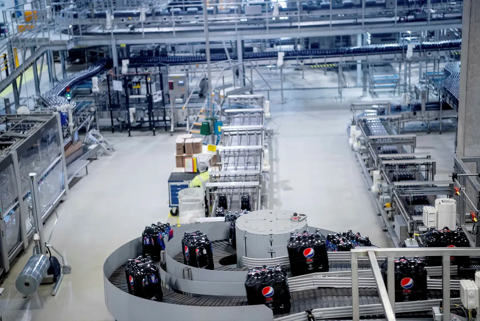 Ringnes legger ned sitt lager i Trondheim og de ansatte mister jobben. Bildet viser produksjonslinjen i Ringnes for Pepsi Max.