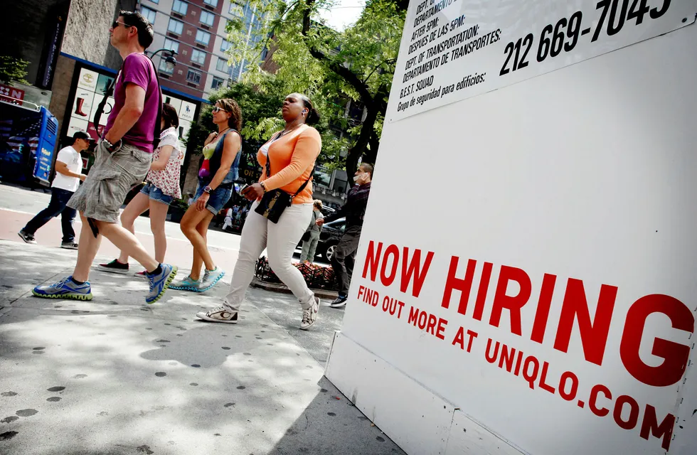 Fredag kommer arbeidsmarkedsrapporten fra USA. Bildet viser en jobbutlysning på gaten i New York. Foto: Mark Lennihan/AP/NTB Scanpix/Ap/NTB scanpix