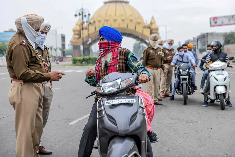 Politi er satt inn i India for å be befolkningen om å holde seg innendørs. Det har foreløpig vært svært begrenset bekreftet spredning av koronaviruset.
