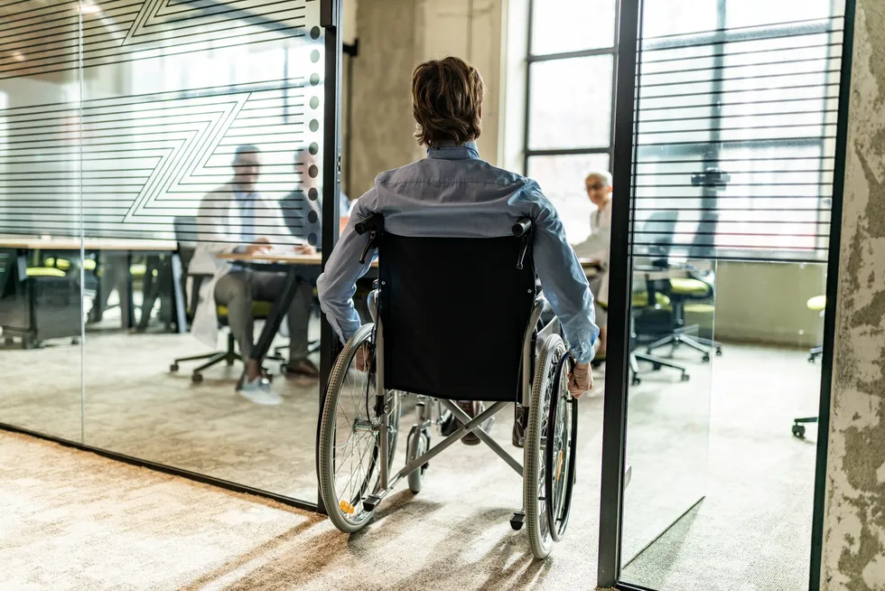 – Utfordringene knyttet å komme inn i arbeidslivet gjør at mange, ikke minst de med relativt usynlige funksjonshemninger, prøver å skjule disse overfor arbeidsgiver, skriver artikkelforfatteren.