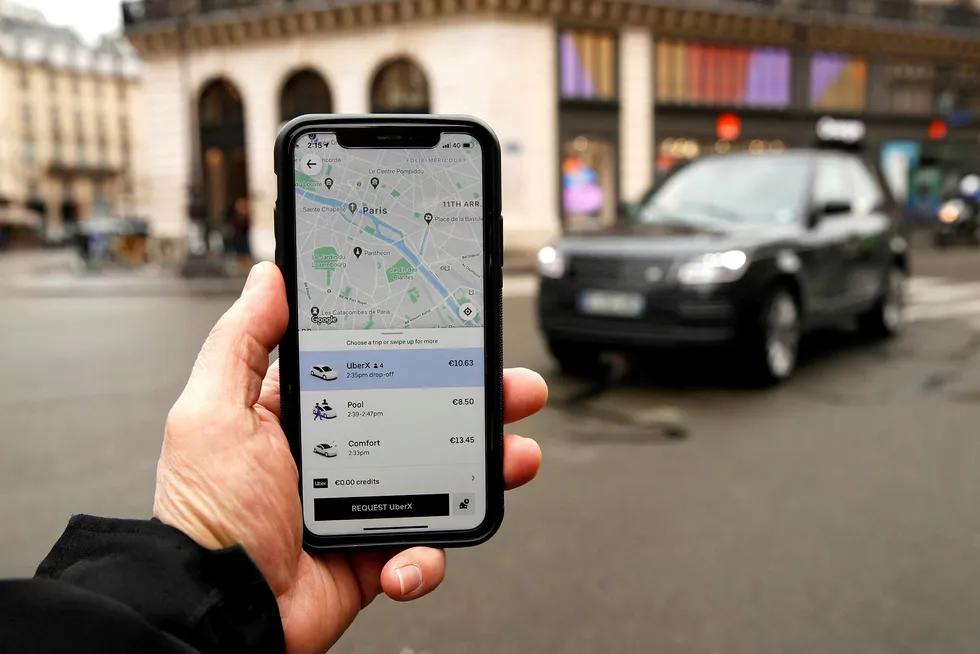 Sjåførene som benytter seg av vår app, er ikke forpliktet til å akseptere forespørsler. I tillegg er de heller ikke forpliktet til å kun benytte seg av Ubers app. De er sin egen sjef, skriver Ubers Robert Torvelainen i innlegget. Her ser vi Ubers app i bruk i Paris.
