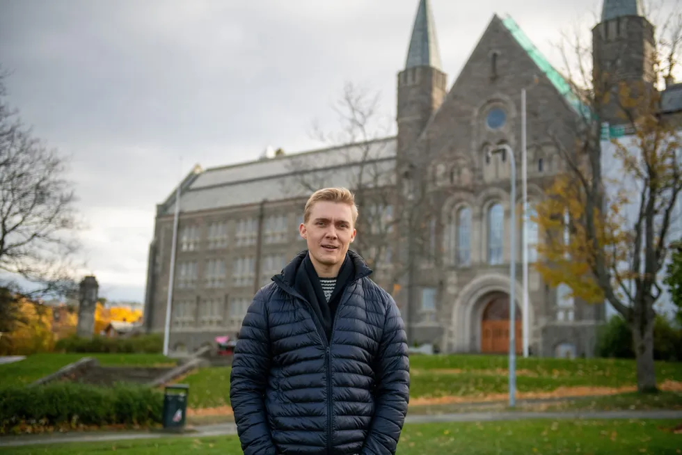 Henrik Vassbotten, sisteårsstudent ved Indøk NTNU og nyansatt i McKinsey, foran velkjente NTNU Gløshaugen i Trondheim.