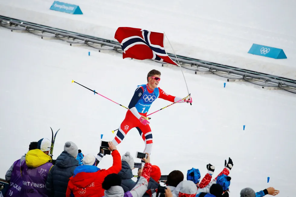 Johannes Høsflot Klæbo går inn til gull på stafetten etter ha avgjort sisteetappen. Nå har også flere internasjonale selskaper fått øynene opp for skistjernen. Foto: Odd Andersen/AFP/NTB Scanpix