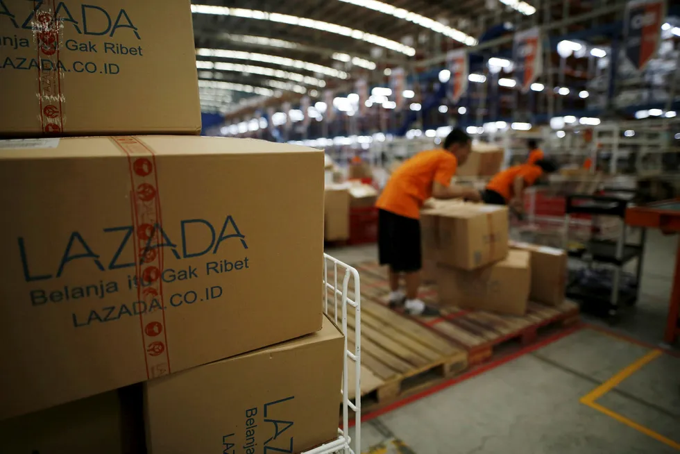 Verdens største internettselskaper kjemper om markedsandeler og innpass i Sørøst-Asia. Alibaba har foretatt store oppkjøp, blant annet Lazada. Nå går startskuddet for Amazons satsing i regionen - et marked som kan bli verdt 200 milliarder dollar i 2025. Foto: Darren Whiteside / Reuters / NTB Scanpix
