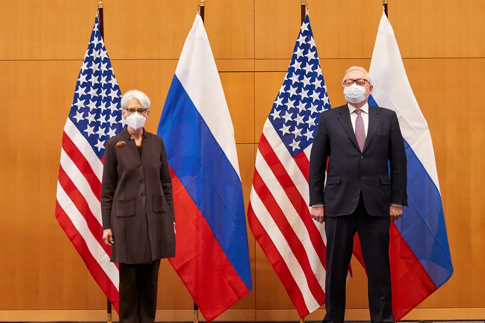 USAs og Russlands viseutenriksministre, Wendy Sherman og Sergej Rjabkov, samtalte i 7,5 time mandag.