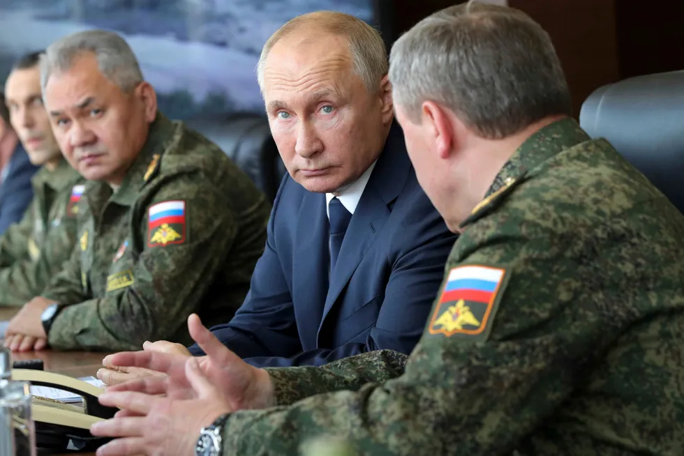 Russlands statsminister Vladimir Putin avbildet ved en tidligere anledning, blant annet i selskap med den mektige russiske forsvarsministeren Sergej Shoigu (til venstre).
