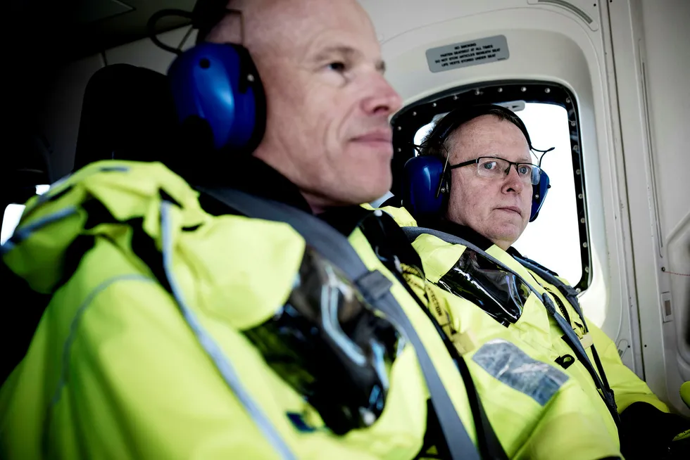 Arne Sigve Nylund (til venstre), konserndirektør, utvikling og produksjon Norge, har sammen med konsernsjef Eldar Sætre vurdert et salg av giganten Statfjord-feltet. Her om bord i helikopter som skal frakte dem ut til Troll A.