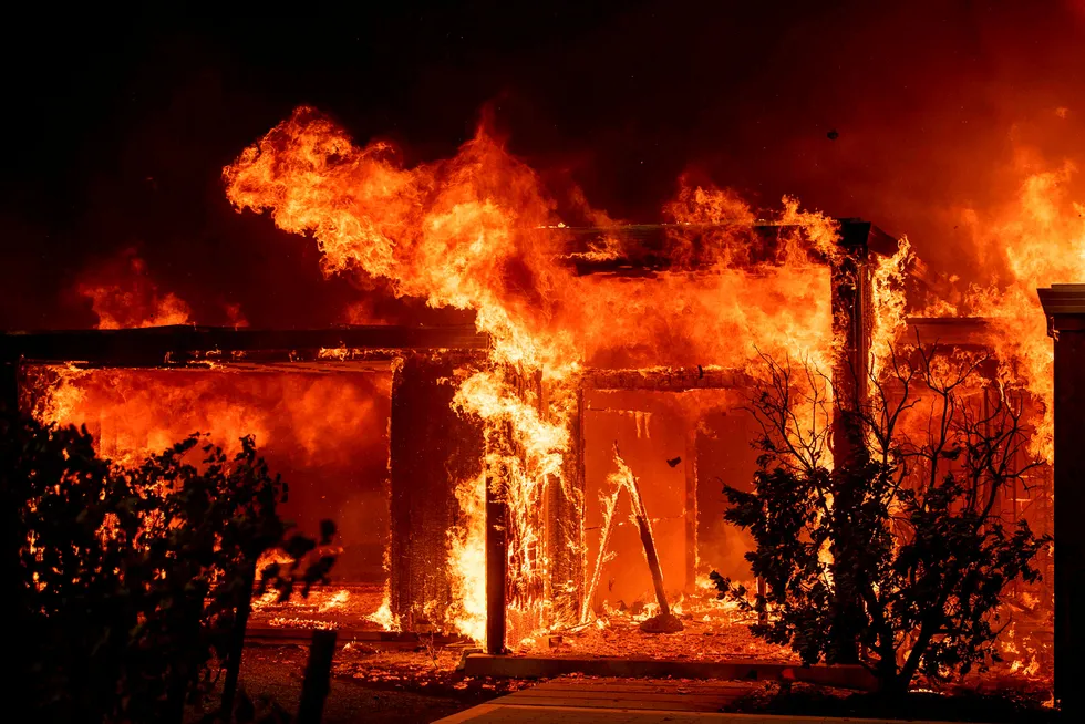 Skogbrannen i California sprer seg. På bildet sluker flammene nok et hjem.