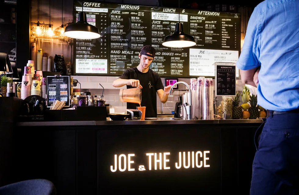 Jacob Vevle Riise (25) er en av de mange unge mennene som jobber på Joe & The Juice. – Det er mange som blir fanget av å jobbe her. Man har veldig frie tøyler her og blir kjent med masse folk, sier han. Foto: Gunnar Lier