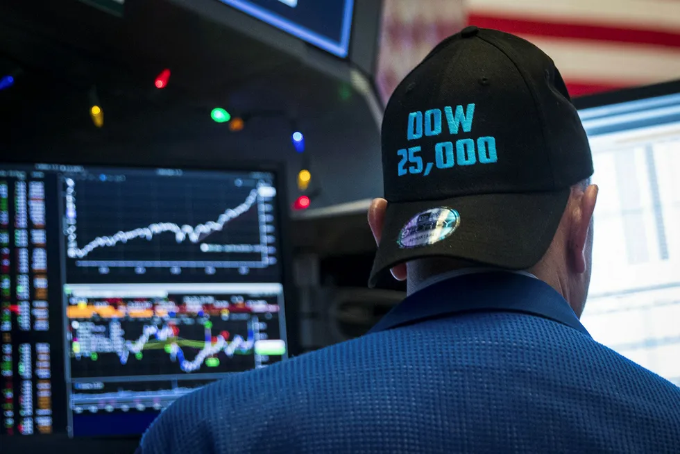 USAs økonomi går på skinner og Dow Jones-indeksne passerte for første gang i historien 25.000 poeng forrige uke. Det kan bidra til å sikre fortsatt støtte til Donald Trump. Foto: Drew Angerer/Getty Images/AFP/NTB scanpix