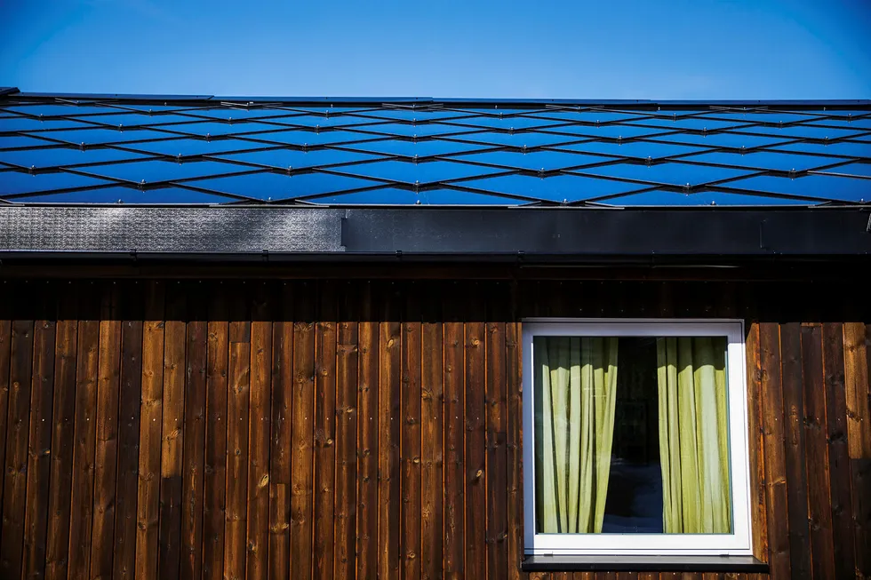 I Sverige får man støtte til 30 prosent av investeringsbeløpet til et solcelleanlegg, mot skarve 15 prosent i Norge, skriver Gunstein Skomedal og Robin Hansson i innlegget. Her et hus med «takstein» av solceller.