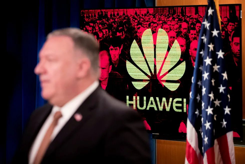 Utenriksminister Mike Pompeo sier USA innfører reiserestriksjoner for ansatte i den kinesiske teknologigiganten Huawei og andre selskaper som anses å støtte autoritære lands menneskerettighetsbrudd.
