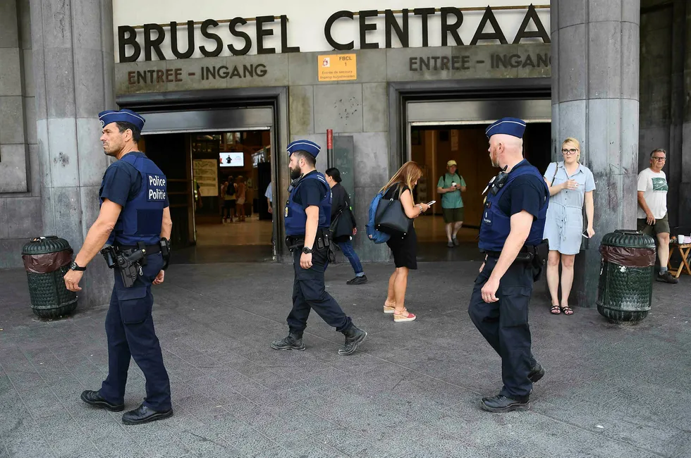 Belgisk politi patruljerer utenfor sentralstasjonen i Brussels etter et mislykket terrorangrep. Foto: EMMANUEL DUNAND