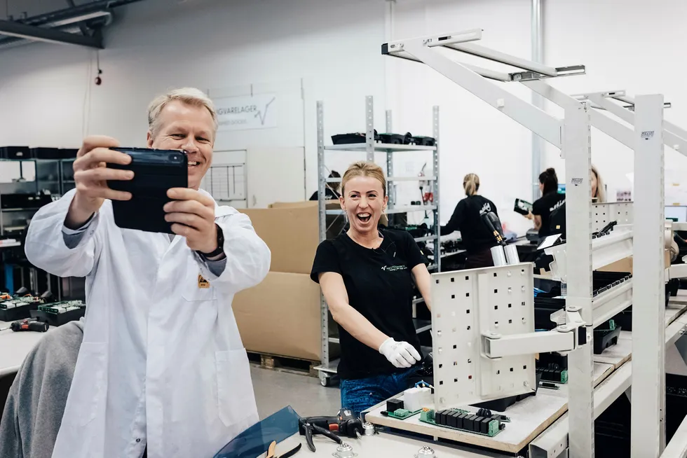 Zaptec-sjef Anders Thingbø er på besøk hos leverandør Westcontrol og tar en selfie sammen med Klaudia Wodka fra Polen. Hun har jobbet med å montere elbil-ladere siden hun begynte i april.