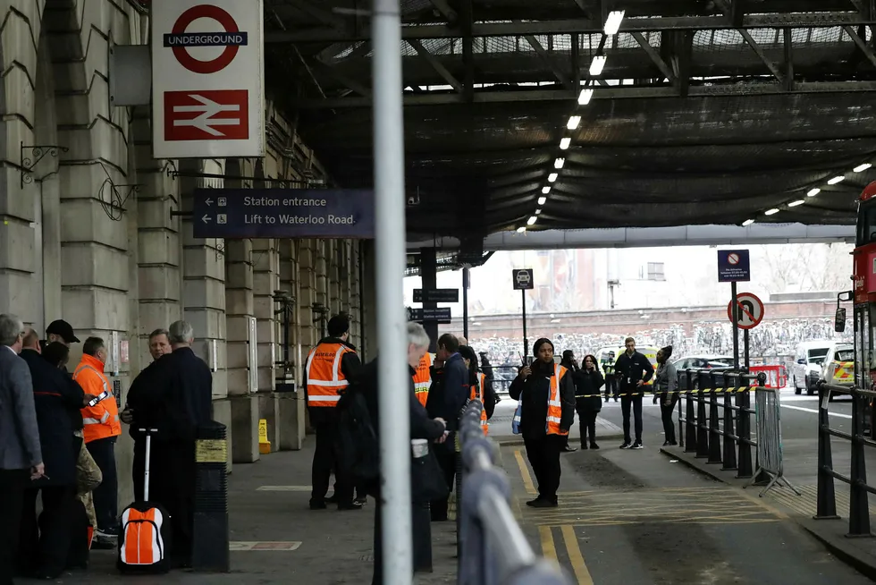 Sikkerhetspersonell er i beredskap her på Waterloo station sentralt i London tirsdag ettermiddag.