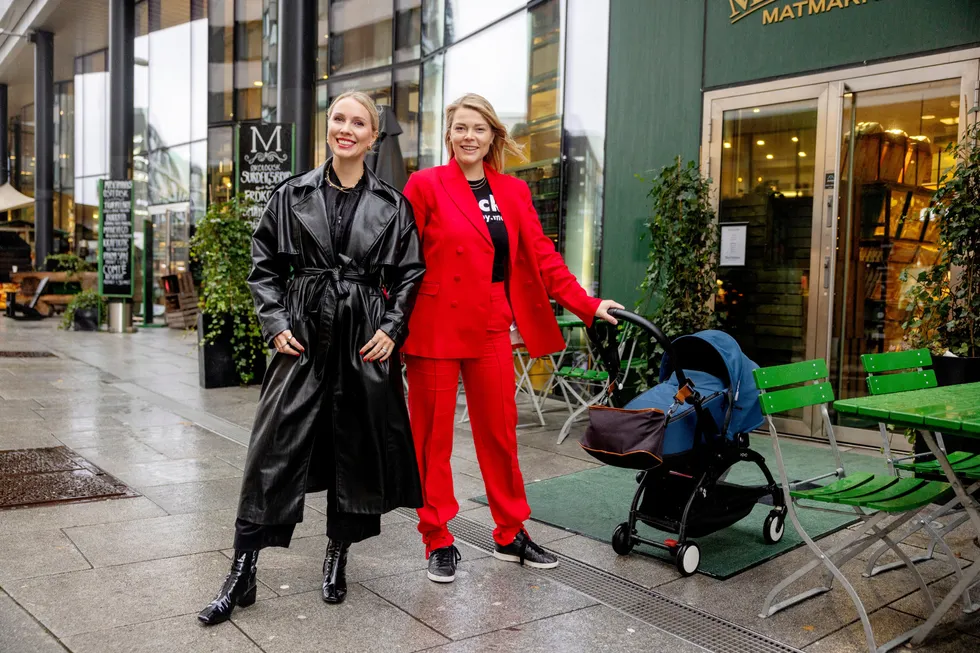 Christine Kvaalen (til venstre) og Madeleine Bjørnestad Røed – for anledningen i «power suit» inspirert av Anita Traaseth – viser at det selvfølgelig er mulig å kombinere gründerliv og familie.
