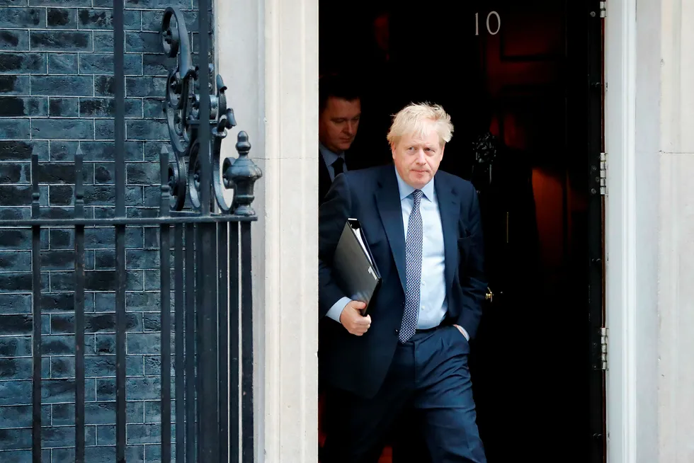 Storbritannias statsminister Boris Johnson forlater Downing Street 10 lørdag morgen før det braker løs i Parlamentet.