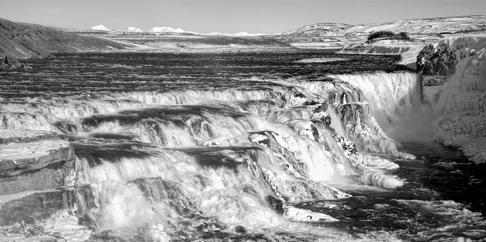 A grayscale shot of the Inga Falls.
