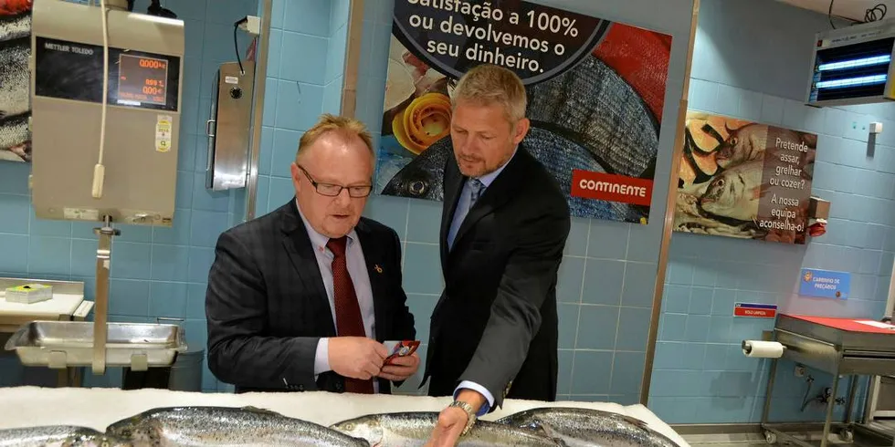 Portugal: Fiskeriminister Per Sandberg og tidligere fiskeriutsending i Sjømatrådet Christian Bue Nordahl på et fiskemarked i Portugal for å promotere norsk fisk i fjor. Til neste år kan fiskeriutsendingene bli historie. Foto: Einar Lindbæk