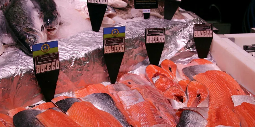 Fiskedisk med laks i Polen. Landet er klart største kjøpar av fersk norsk laks.