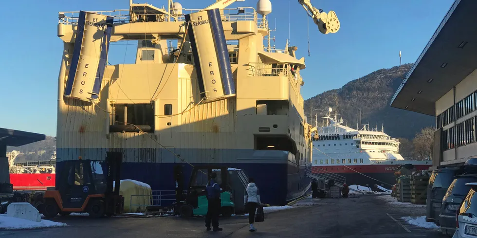 Utstyr losses om bord i «Eros» fredag formiddag. Foran båten er styrmann Hallgeir Tarberg med datteren Inga Tarberg som studerer i Bergen. Han hadde med forsyninger til henne hjemmefra.