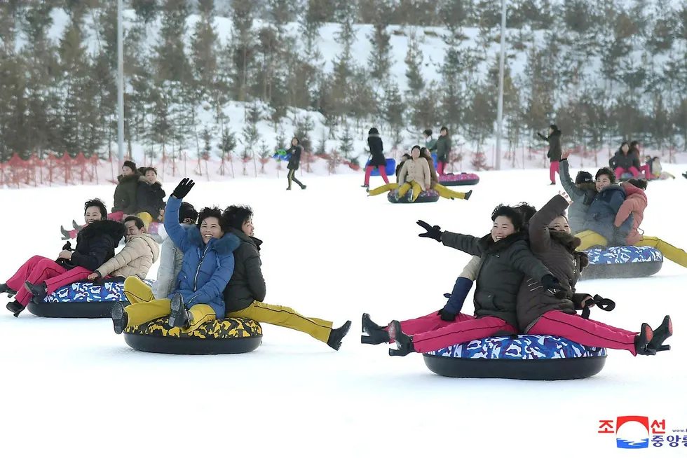Folk fryder seg i snøen med akeputer i Yangdok i Nord-Korea. Bildet som er sluppet av de koreanske myndighetene, er udatert.