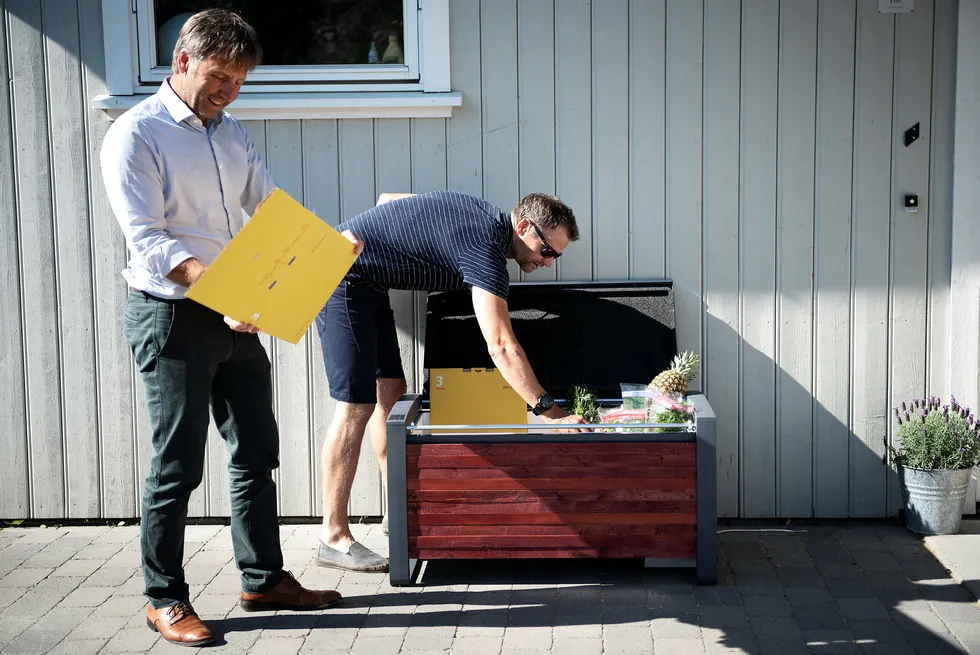 Gründeren Karl-Einar Jensen (til venstre) og designeren Atle Stubberud i Homeboxx er i ferd med å etablere produksjonslinje for låsbare og temperaturkontrollerte netthandelsbokser som de mener vil revolusjonere netthandel med dagligvarer. Foto: Hanna Kristin Hjardar
