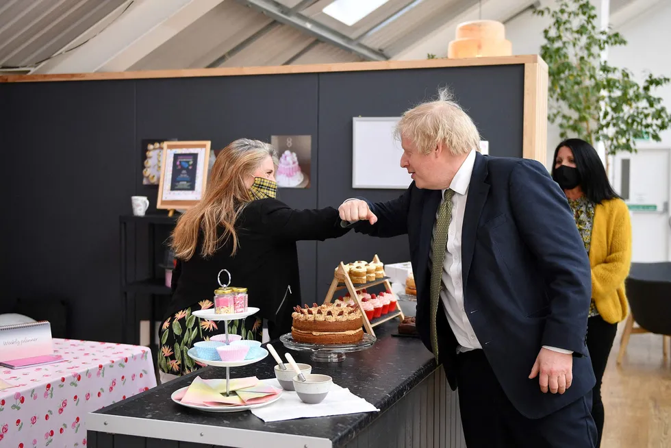 Statsminister Boris Johnson besøkte mandag småbutikker i Truro i Cornwall, sørvest i England i forbindelse med en forsiktig gjenåpning av samfunnet.