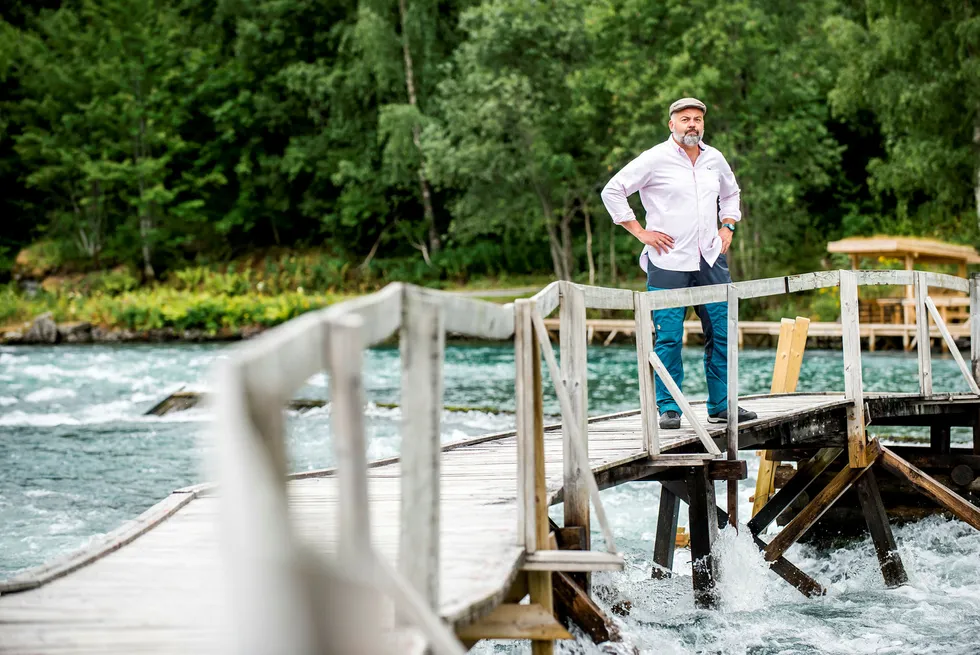 Knut Munthe Olsen er grunneier av den lakseførende strekningen av Årøyelva i Sogndal. Varmen i sommer har gjort at temperaturen i elven er opp mot 18 grader, noe som gjør at laksefangsten er ned mot 60–70 prosent av normale år. Foto: Gorm K. Gaare