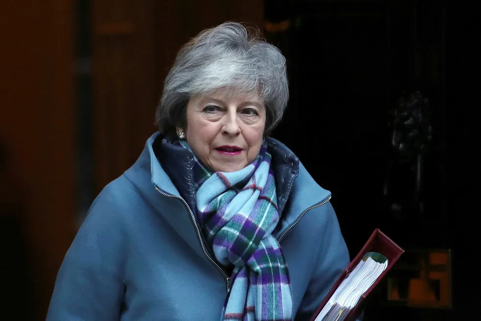 Storbritannias statsminister Theresa May åpnet denne uken for å be EU om en forlengelse av forhandlingsperioden hvis Underhuset på nytt stemmer ned utmeldingsavtalen hun og EU har forhandlet frem. Nå går hennes 14. minister av på kort tid.
