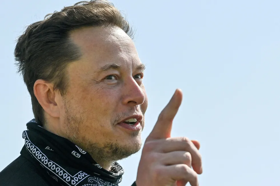 Tesla-gründer Elon Musk lot Twitter-følgerne bestemme om han skal selge ti prosent av aksjene sine i selskapet eller ikke.