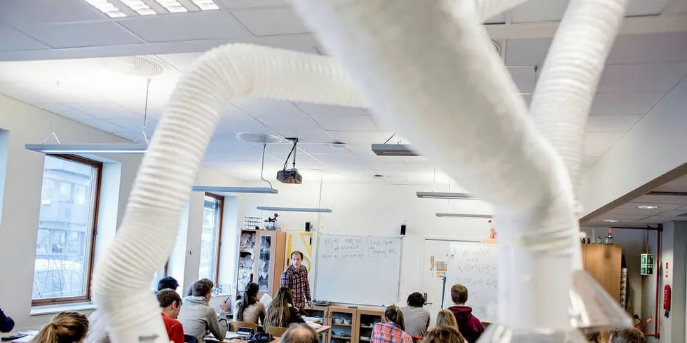 LAKSE-TULL: I en lærebok i den videregående skolen står det at oppdrettslaksen er genmodifisert. Dette er bare tull, men forfatterne kan ikke forklare hvor de har påstandene fra.Foto: Fredrik Bjerknes