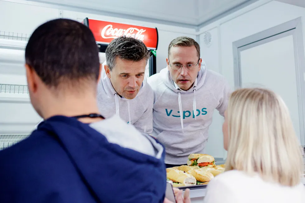 Vipps utfordres nå av både Apple og Google, som ventet. Fra venstre er Rune Garborg, konserndirektør for Vipps og Snorre Storset i Nordea.