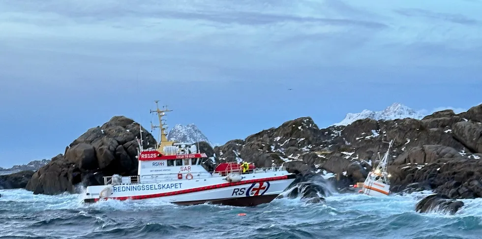 En sjark og en redningsskøyte grunnstøtte i Lofoten fredag formiddag like øst av Stamsund.
