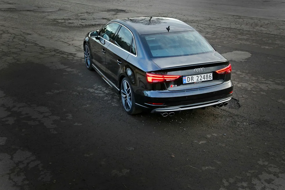Audi S3 avslører seg som noe mer enn et rent transportmiddel med de fire eksosrørene bak. Foto: Embret Sæter